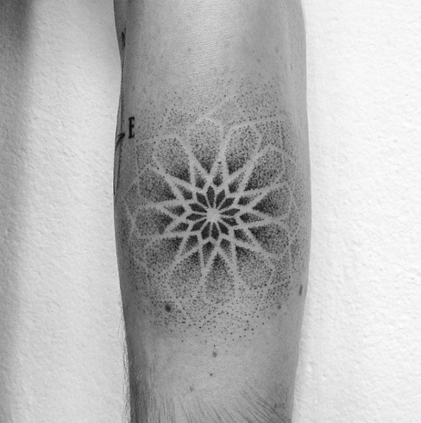 Tato Seni Graffiti dengan Teknik Dotwork